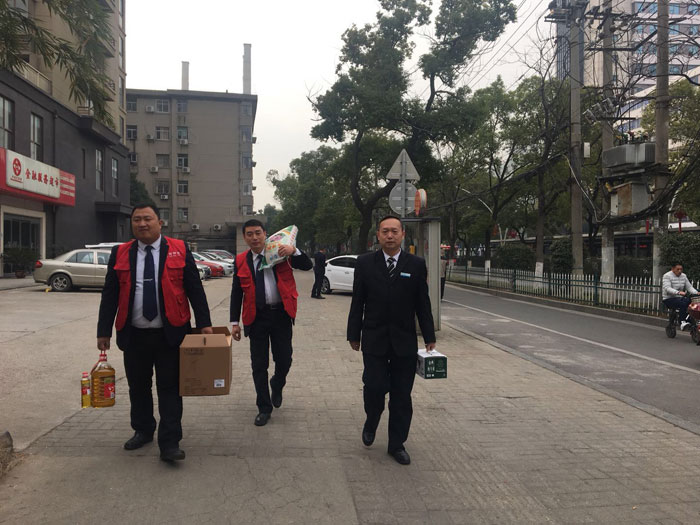 記五合物業(yè)中國電信服務中心胡經(jīng)理一行走訪困難員工